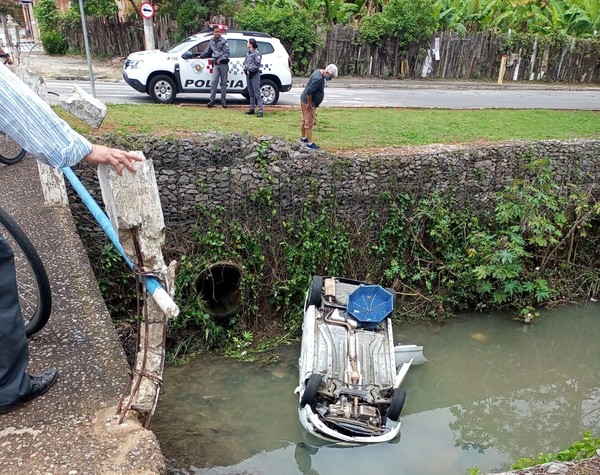 Idoso fica ferido após carro cair em córrego na Estiva em Taubaté