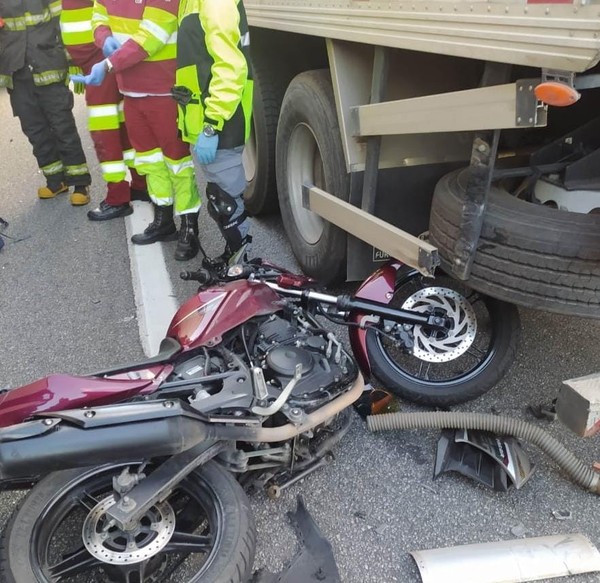 Motociclista morre após acidente envolvendo cinco veículos na Dutra em Aparecida