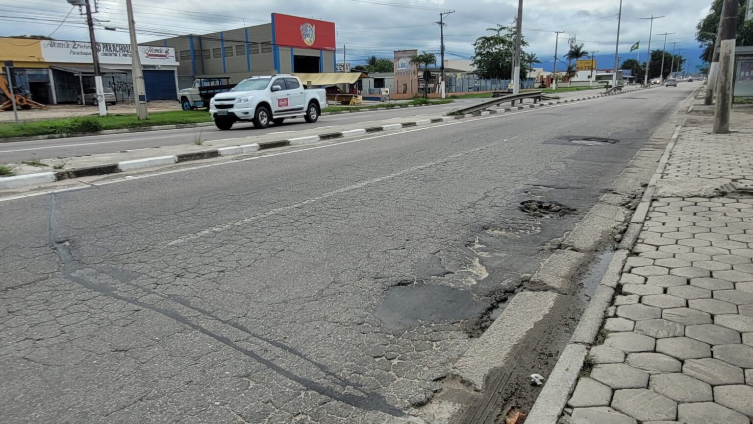 Caraguatatuba pede ao governo estadual recapeamento da Rodovia SP-55