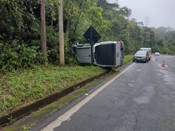 Caminhonete capota na Rodovia Floriano Rodrigues Pinheiro em Santo Antônio do Pinhal