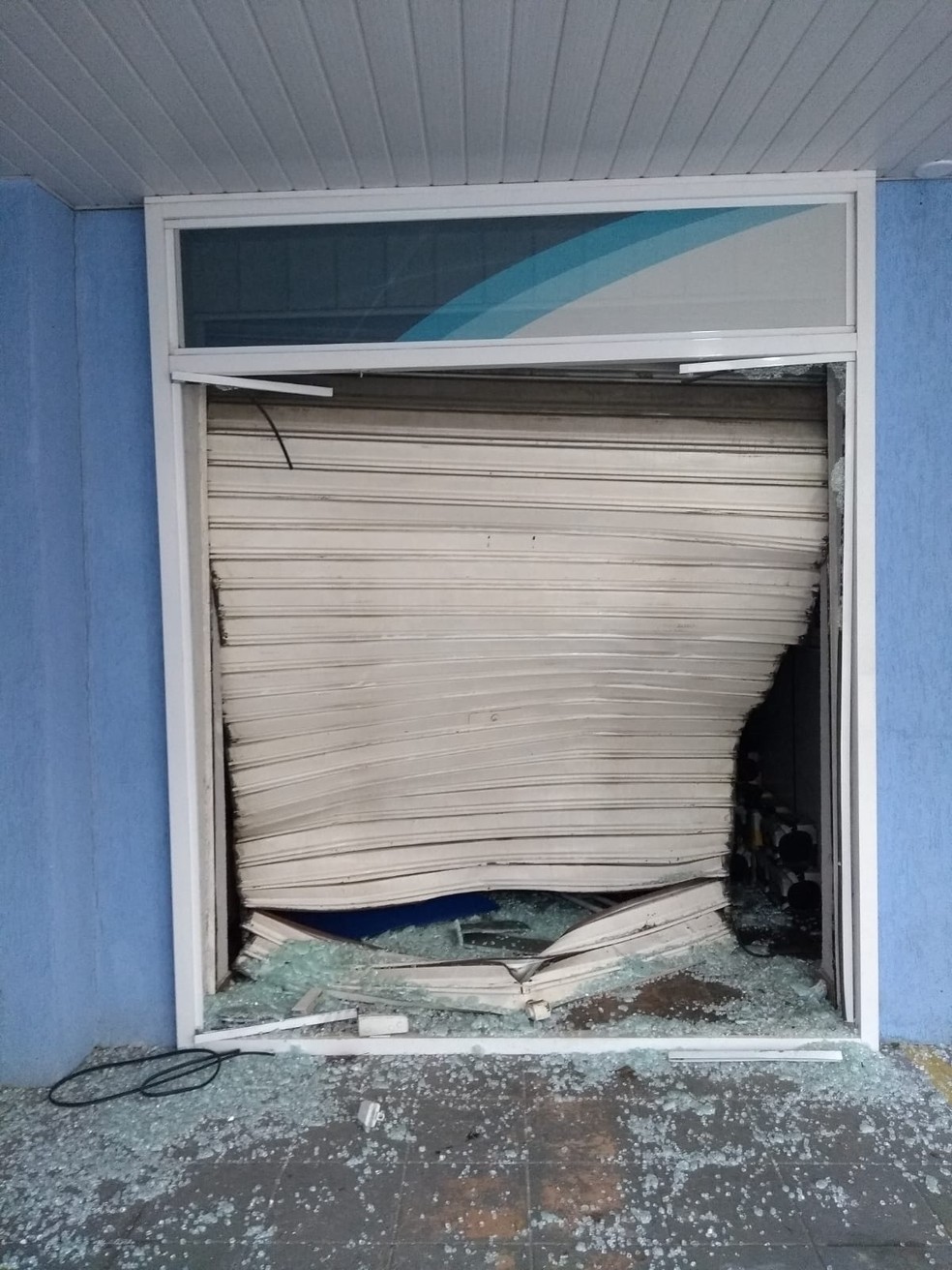 Uma loja no Putim, em São José dos Campos, foi alvo de criminosos que usaram um carro em marcha à ré para estourar a porta e cometer o crime. De acordo com a vítima, o prejuízo estimado é de R$ 30 mil entre produtos e a infraestrutura da loja, deteriorada com a ação. O crime aconteceu por volta das 4h na loja de baterias automotivas que fica na avenida João Rodolfo Catelli, no bairro Putim. De acordo com a vítima, os criminosos usaram um carro para estourar a porta do estabelecimento. Os vizinhos ouviram o barulho e acionaram o comerciante e a Polícia Militar, mas quando chegaram os criminosos tinham conseguido fugir. Na ação, eles levaram vinte baterias de carro sem uso. “O prejuízo com meus produtos e a fachada da loja destruída é de cerca de R$ 30 mil. Faz um ano que abrimos essa unidade, estávamos ainda estabilizando. Agora é contar com a polícia para encontrar essas pessoas e elas pagarem pelo que fizeram e trabalhar para recuperar”, comentou a vítima Francisco Mimoso. O caso foi registrado na polícia, que apura a identidade dos criminosos. Até a publicação, ninguém havia sido preso.