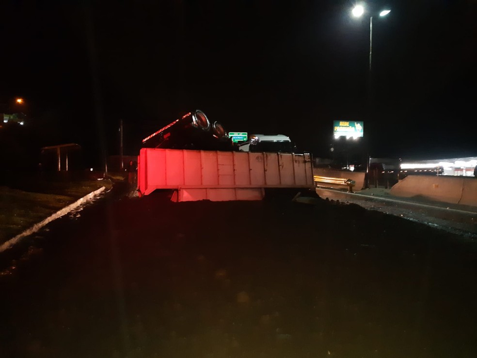 Caminhão tomba e interdita pista na Rodovia Presidente Dutra em Jacareí