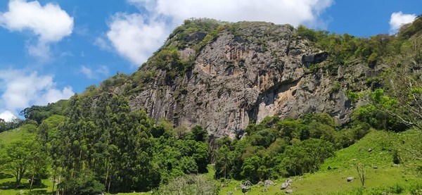 Jovem morre após ser atingida por pedra em escalada na Pedra da Divisa em São Bento do Sapucaí