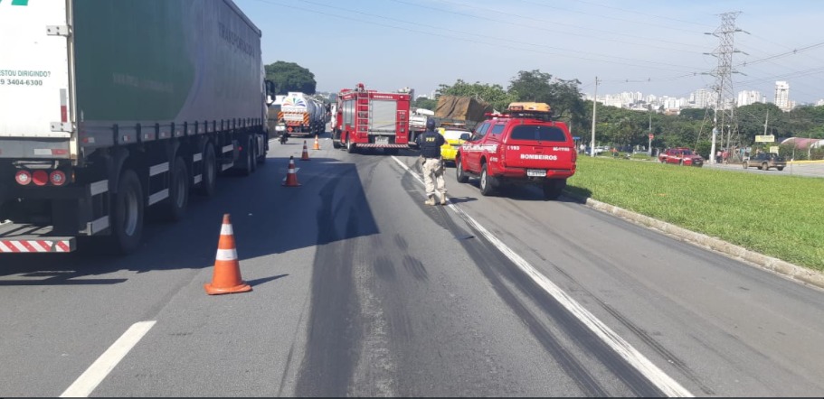 Acidente entre caminhões provoca lentidão na Rodovia Presidente Dutra em Taubaté
