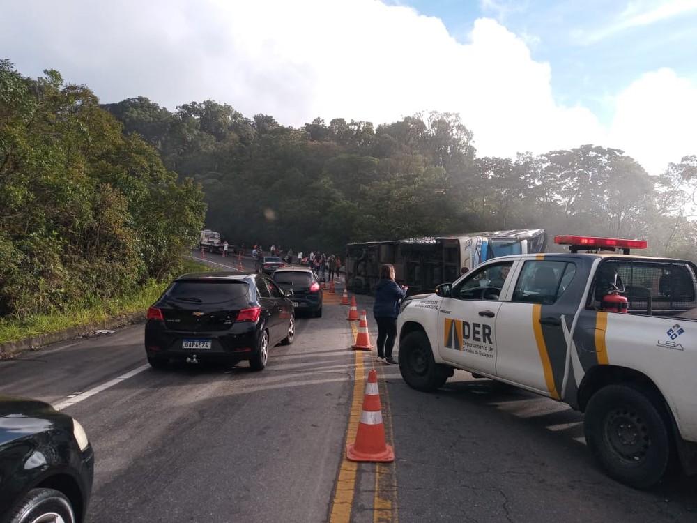 Ônibus de turismo tomba na serra da rodovia Oswaldo Cruz