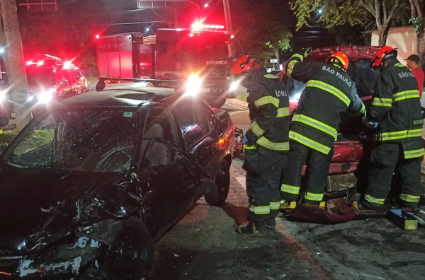 Acidente entre quatro carros deixa feridos em São José dos Campos