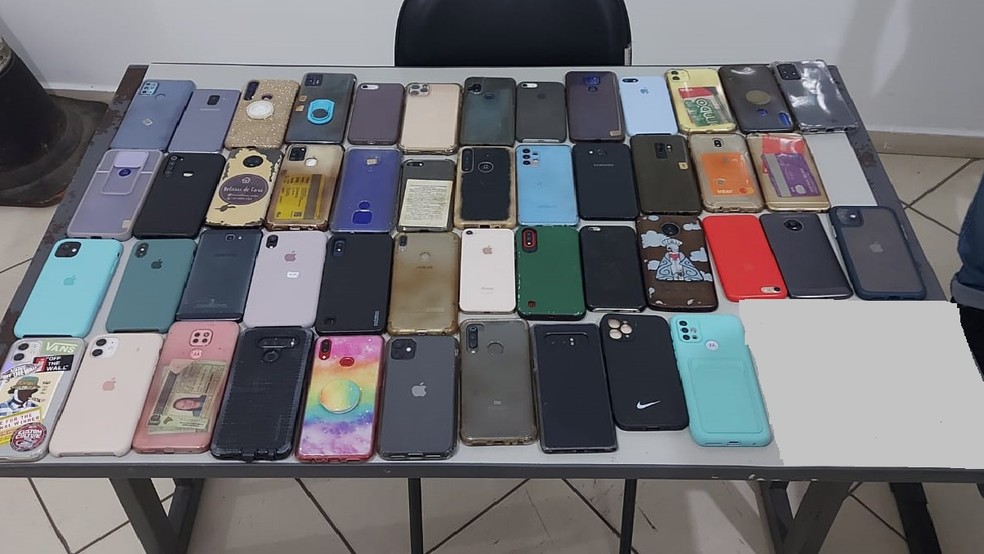 Três colombianos foram presos na madrugada desta segunda-feira (15) após um arrastão no show da dupla sertaneja Maiara e Maraisa em Lorena, no interior de São Paulo. Segundo a Polícia Civil, cerca de 50 celulares foram furtados, mas o número pode ser ainda maior. A apresentação originalmente seria de Marília Mendonça, que morreu em uma queda de avião em Minas Gerais há dez dias. De acordo com a Polícia Civil, o trio participou de um arrastão e levou celulares de fãs e pessoas que assistiam a apresentação. Ao perceberem o furto, as vítimas acionaram a Polícia Militar, que prendeu três pessoas com 48 celulares. Os presos são dois homens e uma mulher, todos de nacionalidade colombiana. A ocorrência foi registrada na Polícia Civil, e novas vítimas ainda estavam se apresentando na delegacia. A polícia teve de acionar equipes extras para o registro e investigação do caso.
