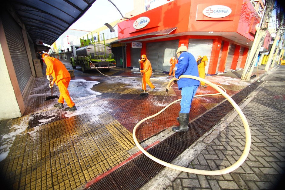 Calçadão de São José dos Campos recebe limpeza para compras de natal