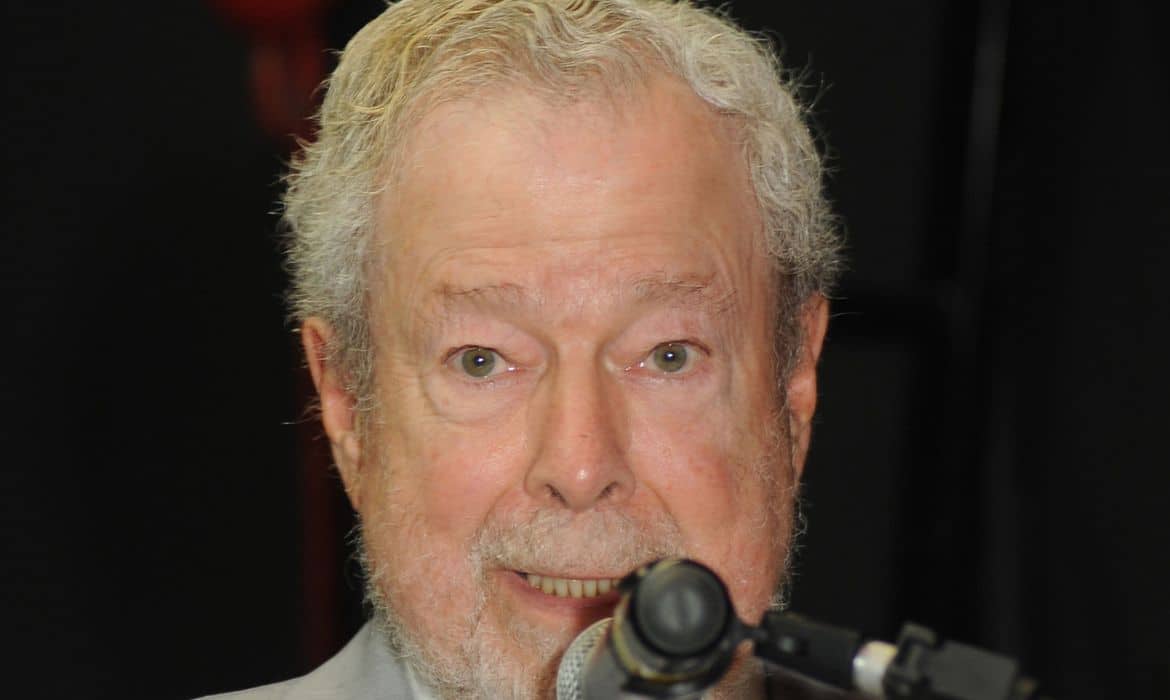 Morreu na madrugada de hoje (1º) o pianista Nelson Freire, aos 77 anos. Ele estava em sua casa, no Rio de Janeiro, e as causas ainda não foram reveladas. A notícia foi divulgada por diversos veículos, com a confirmação atribuída à empresária do artista. O site da rádio France Musique, especializada em música clássica, que pertence à rede pública Rádio França, noticiou que “é um monumento, um monstro sagrado do piano que nos deixa”. “Com ele, uma extravagância incomum no teclado se extingue, misturada com uma rara sensibilidade e expressividade”, destacou a France Musique. Mineiro de Boa Esperança, Freire começou a tocar piano aos três anos. O talento fez a família se mudar para o Rio de Janeiro, onde ele pudesse aprimorar os estudos. Aos 12 anos, foi finalista do Primeiro Concurso Internacional de Piano do Rio de Janeiro e ganhou uma bolsa de estudos na Europa, se mudando para Viena em 1959, onde estudou com o pianista Bruno Seidlhofer. Com diversas premiações, Nelson Freire trilhou uma brilhante carreira internacional, tendo se apresentado em mais de 70 países, com orquestras como as filarmônicas de Berlim, Londres, Nova York e Israel, a Orquestra Real do Concertgebouw de Amsterdam, a Gewandhaus de Leipzig e as Orquestras de Munique, Paris, Tóquio, São Petersburgo, Viena, Boston, Filadélfia, Cleveland, Los Angeles, Chicago e Montreal. Em sua extensa discografia, estão gravações desde Chopin, feita aos 12 anos, passando por Schumann, Brahms, Liszt, Grieg, Tchaikovsky e Villa-Lobos. Na década de 1980, ao lado da pianista argentina Martha Argerich, gravou obras de Rachmaninoff, Lutoslawski e Ravel, além das Bachianas Brasileiras número 3, de Villa-Lobos, com a Orquestra Sinfônica Brasileira, regida por Isaac Karabtchevsky. Segundo o Instituto Piano Brasileiro, Nelson Freire é o único artista do país incluído no projeto Great Pianists of the XXth Century (Grandes pianistas do século XX, em tradução livre), uma coleção de 200 CDs lançados pela Phillips. Já nos anos 2000, lançou álbuns com gravações dos Estudos e Noturnos de Chopin; seleções de obras de Liszt, Schumann, Beethoven, Bach e Debussy; e dois Concertos de Brahms, gravados com a Orquestra Gewandhaus, de Leipzig, sob regência de Ricardo Chailly. O álbum recebeu o prêmio de melhor disco do ano, pela revista Gramophone, de Londres. Em 2012, Freire lançou o álbum Brasileiro, com obras de compositores como Villa-Lobos, Camargo Guarnieri, Lorenzo Fernandez, Henrique Oswald, Alexandre Levy, Barrozo Netto, Claudio Santoro e Francisco Mignone, sendo vencedor do Grammy Latino. Sua trajetória artística foi registrada pelo pelo cineasta João Moreira Salles, em 2003, no documentário Nelson Freire.
