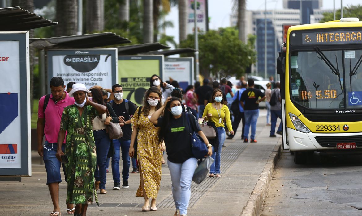 Covid-19: país tem 21,8 milhões de casos e 609,4 mil mortes