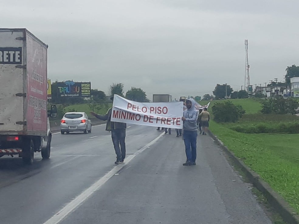 Caminhoneiros realizam protesto na Rodovia Presidente Dutra em Pindamonhangaba
