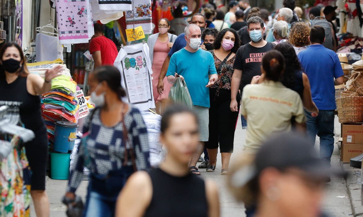 Covid-19: país tem 21,8 milhões de casos e quase 608 mil mortes