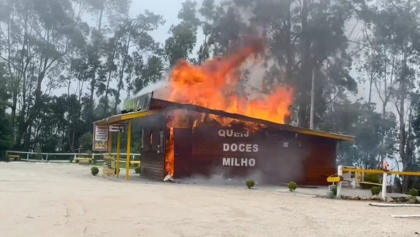 Quiosque é incendiado na Rodovia Floriano Rodrigues Pinheiro em Santo Antônio do Pinhal