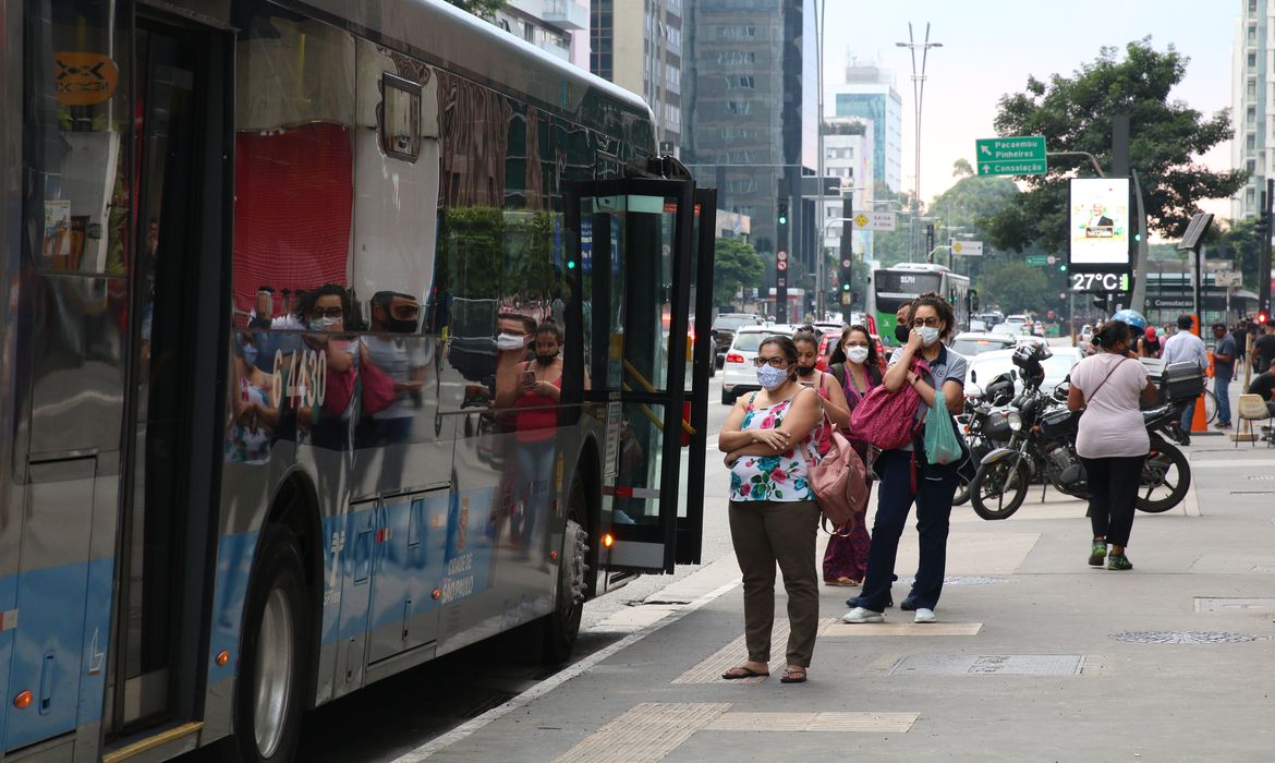 O Brasil registrou hoje (9) uma redução de 31,24% na média móvel de óbitos por covid-19 em relação aos 14 dias anteriores, o maior recuo desde o início da pandemia. Se a comparação for feita com o registrado no pico da pandemia, em 19 de abril, a diminuição da média móvel de óbitos é de 91,62%. Os dados são do Ministério da Saúde. A pasta destacou que ontem (8) foi o terceiro dia consecutivo em que o Brasil obteve a menor média móvel de óbitos pela doença em todo o ano de 2021. Nove estados e o Distrito Federal não registraram óbitos por covid-19. Segundo o ministro da Saúde, Marcelo Queiroga, o cenário de diminuição das contaminações se deve à Campanha de Vacinação, que atingiu nesta terça-feira a marca de mais de 279 milhões de doses aplicadas e quase 88,8% da população-alvo vacinada com a primeira dose. “Hoje, temos um grande número de brasileiros com a primeira dose e estamos prestes a ultrapassar mais de 70% da população-alvo completamente vacinada. Avançamos com quase 10 milhões nas doses de reforço. E o resultado é isso: vários estados e municípios sem nenhum registro de óbito”, disse o ministro. De acordo com o ministério, a vacinação contra a covid-19 atinge 69,5% da população com as duas doses ou dose única do imunizante. Além disso, cerca de 10 milhões de pessoas acima de 60 anos, profissionais de saúde e imunossuprimidos receberam a dose adicional ou de reforço. A partir desta terça-feira, o Ministério da Saúde vai distribuir mais 1,2 milhão de vacinas para o reforço. Os imunizantes serão entregues aos estados e ao Distrito Federal nas próximas 48 horas. A pasta destacou ainda que o país aplicou mais de 13 milhões de doses em crianças e adolescentes entre 12 e 17 anos de idade. Nesse público, a recomendação é que o imunizante da Pfizer seja utilizado, pois é a única vacina autorizada pela Agência Nacional de Vigilância em Saúde (Anvisa) para essa faixa etária. Balanço Até o momento, segundo o governo federal, foram distribuídas mais de 344 milhões de doses de vacinas contra a covid-19. Dessas, mais de 279 milhões foram aplicadas. Para a Campanha da Vacinação de 2022, o governo federal informou que garantiu mais de 354 milhões de doses: 100 milhões da Pfizer e 120 milhões da AstraZeneca e mais 134 milhões de vacinas, remanescentes da campanha de 2021, que serão utilizadas no próximo ano.